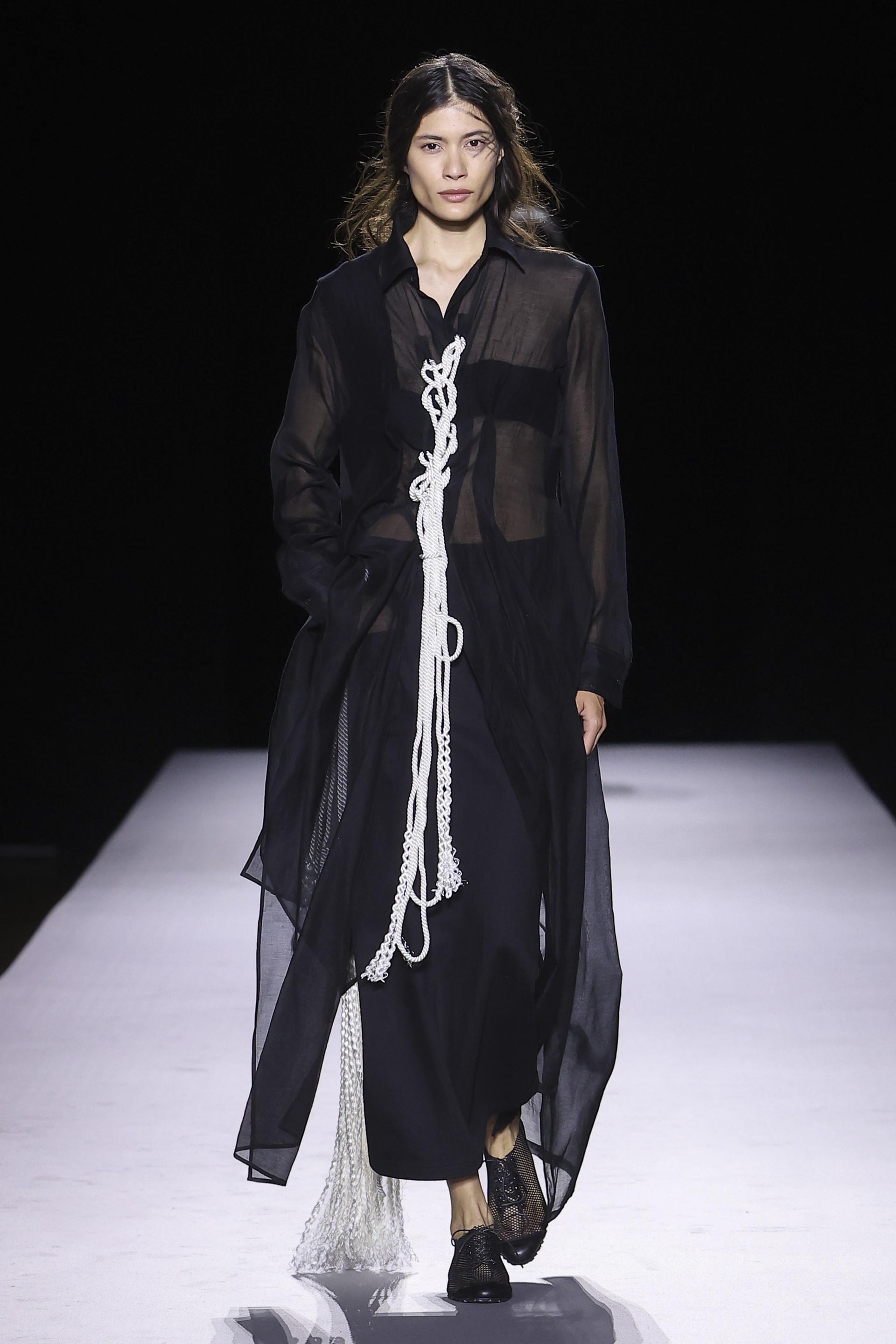 Hinh anh Yohji Yamamoto Xuân Hè 2027: Về với vải và sợi nơi áo quần khởi sinh 23