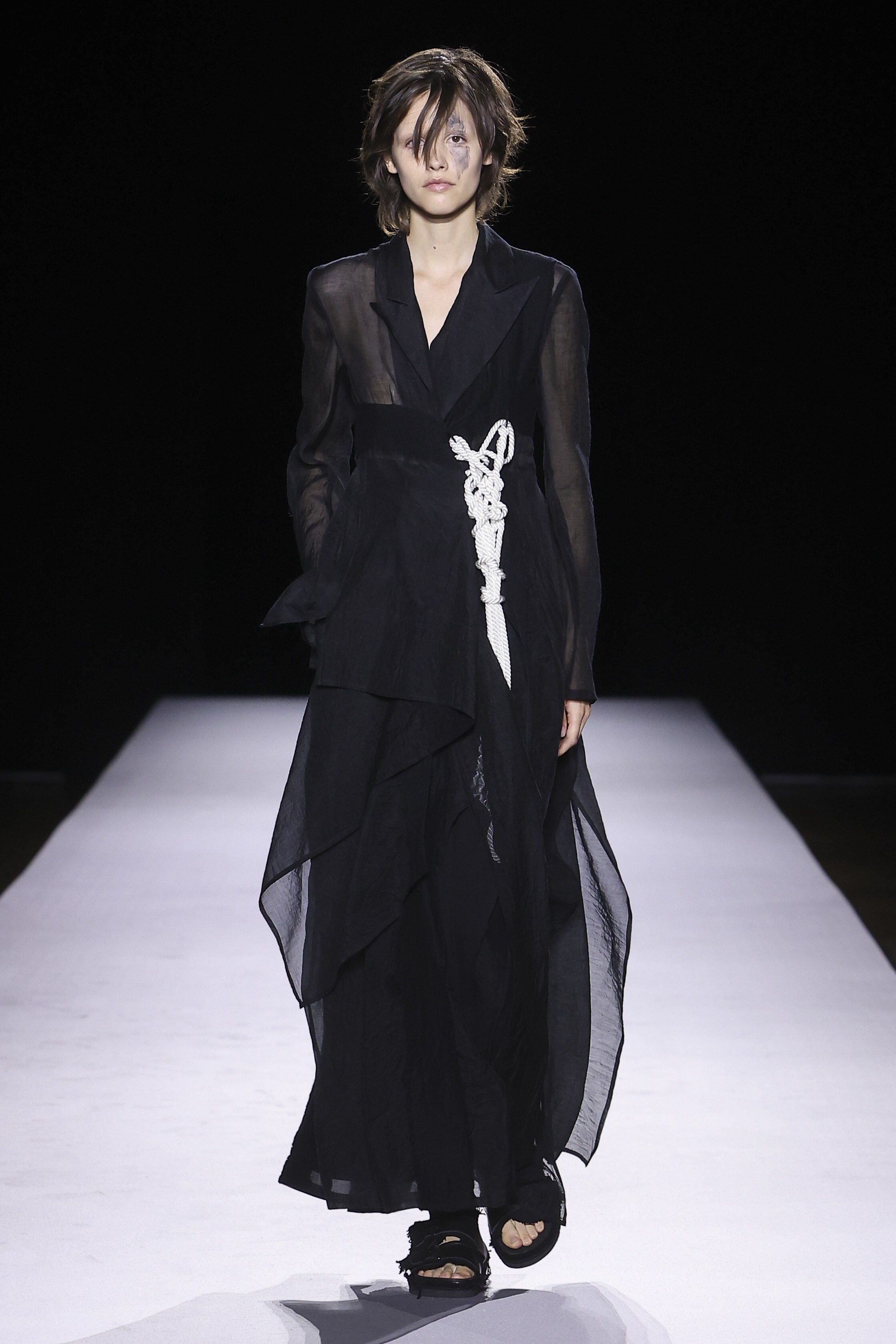 Hinh anh Yohji Yamamoto Xuân Hè 2027: Về với vải và sợi nơi áo quần khởi sinh 24