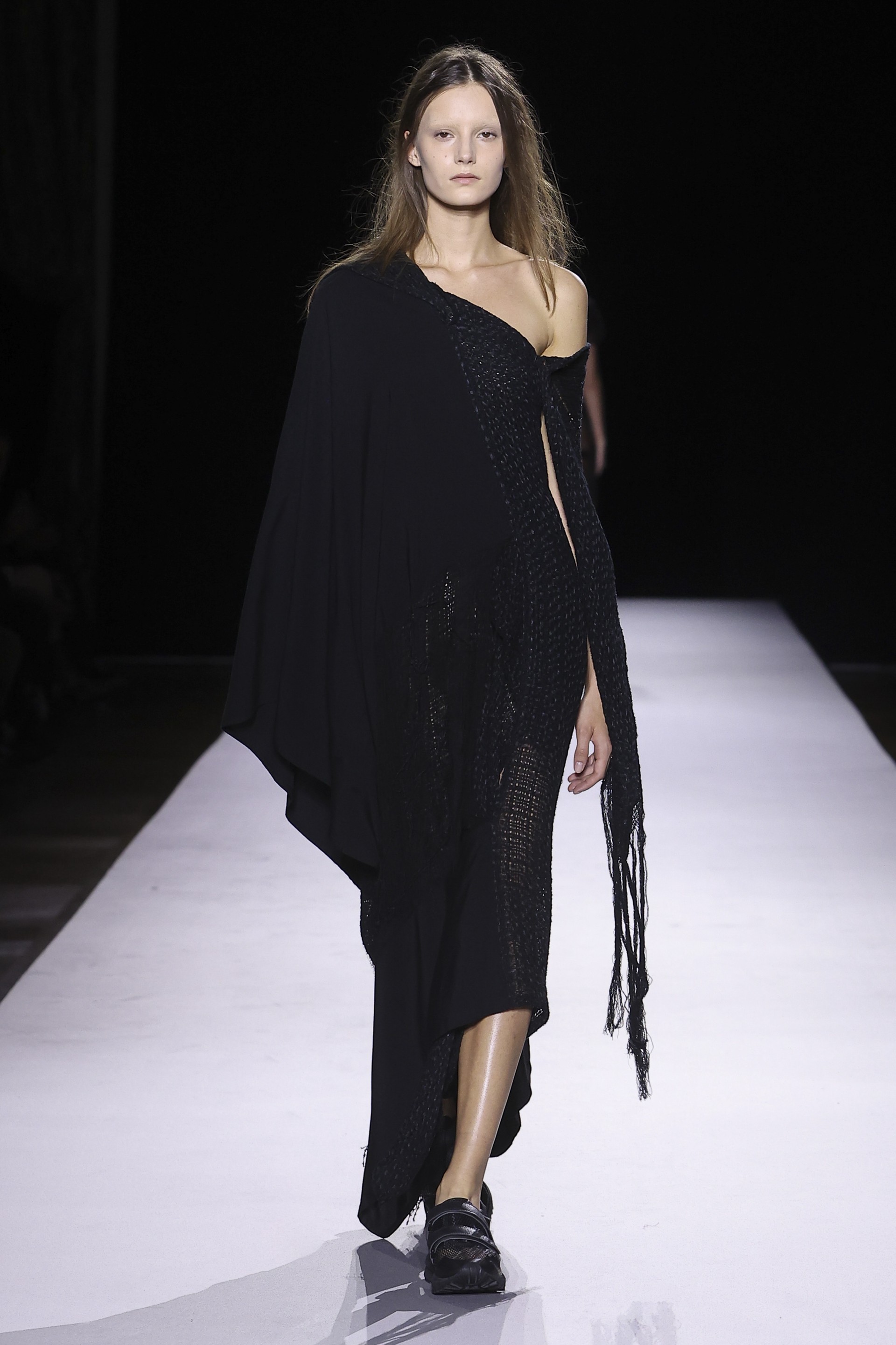Hinh anh Yohji Yamamoto Xuân Hè 2027: Về với vải và sợi nơi áo quần khởi sinh 28