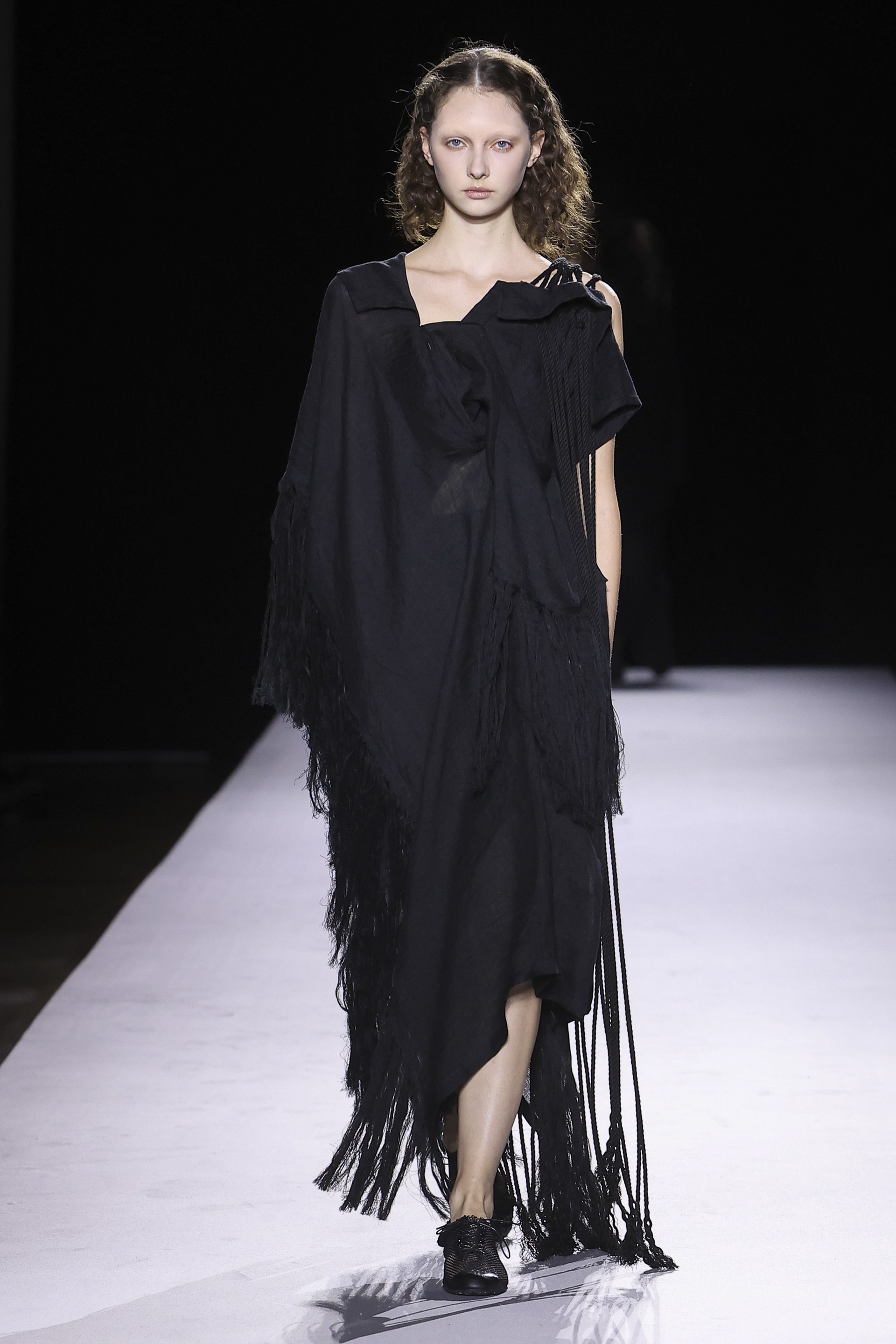 Hinh anh Yohji Yamamoto Xuân Hè 2027: Về với vải và sợi nơi áo quần khởi sinh 33