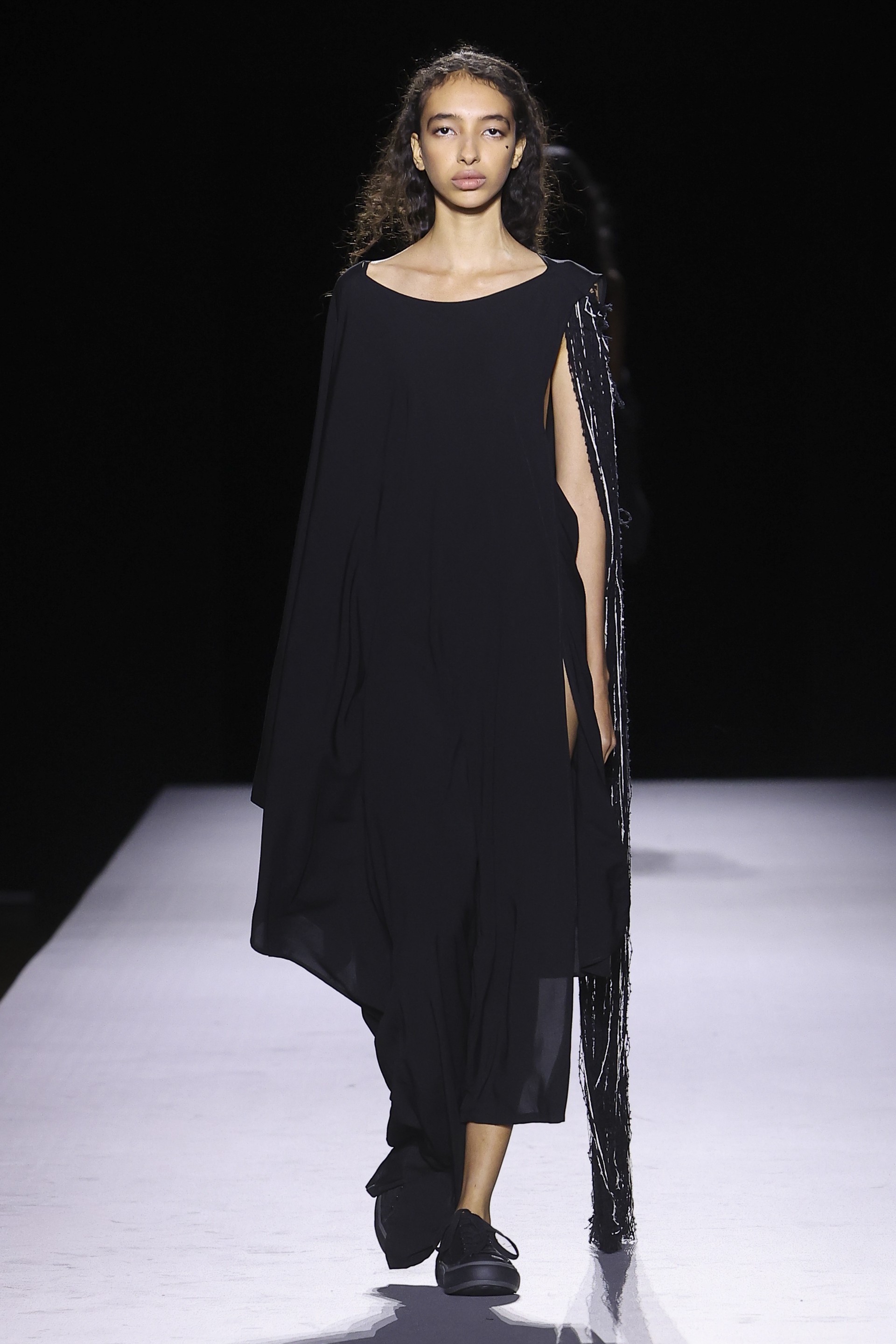 Hinh anh Yohji Yamamoto Xuân Hè 2027: Về với vải và sợi nơi áo quần khởi sinh 35