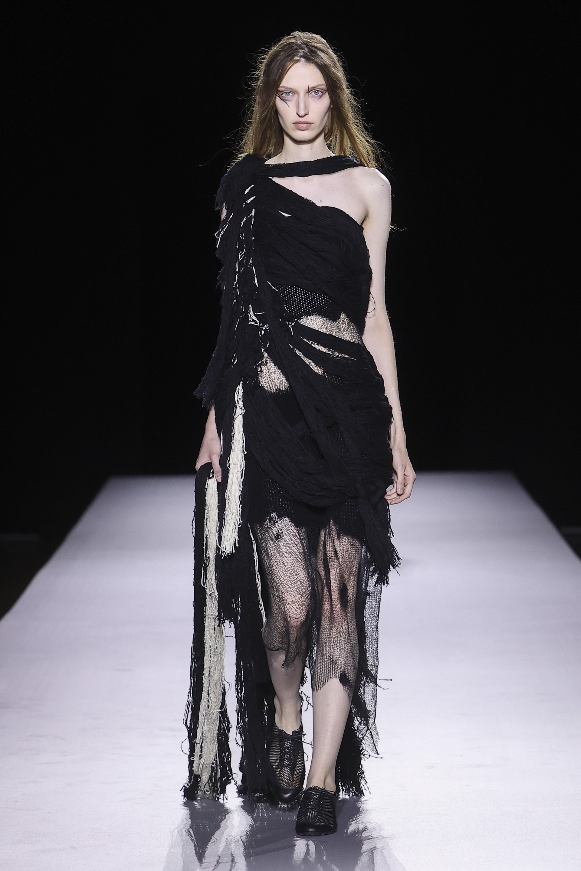 Hinh anh Yohji Yamamoto Xuân Hè 2027: Về với vải và sợi nơi áo quần khởi sinh 36