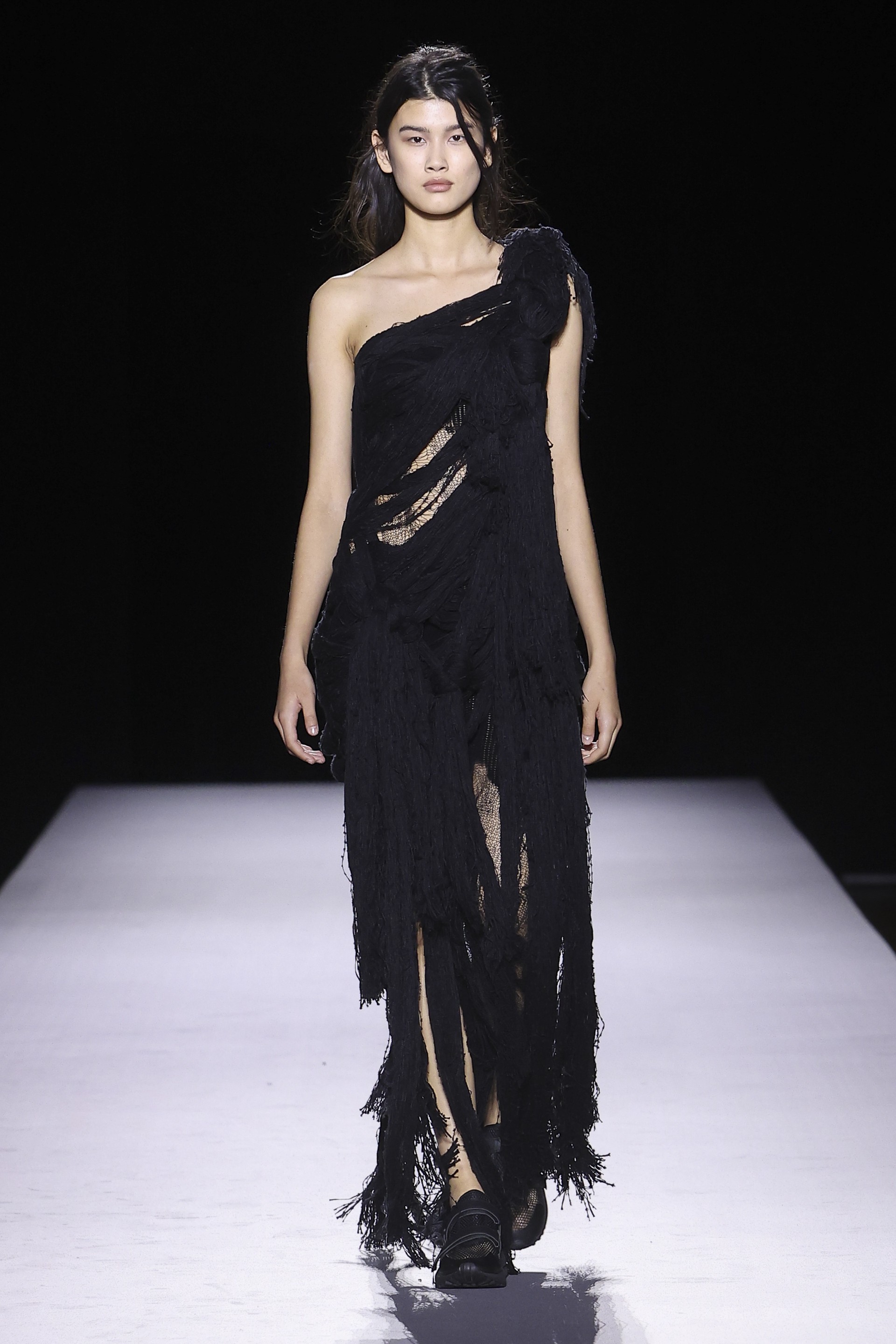 Hinh anh Yohji Yamamoto Xuân Hè 2027: Về với vải và sợi nơi áo quần khởi sinh 29