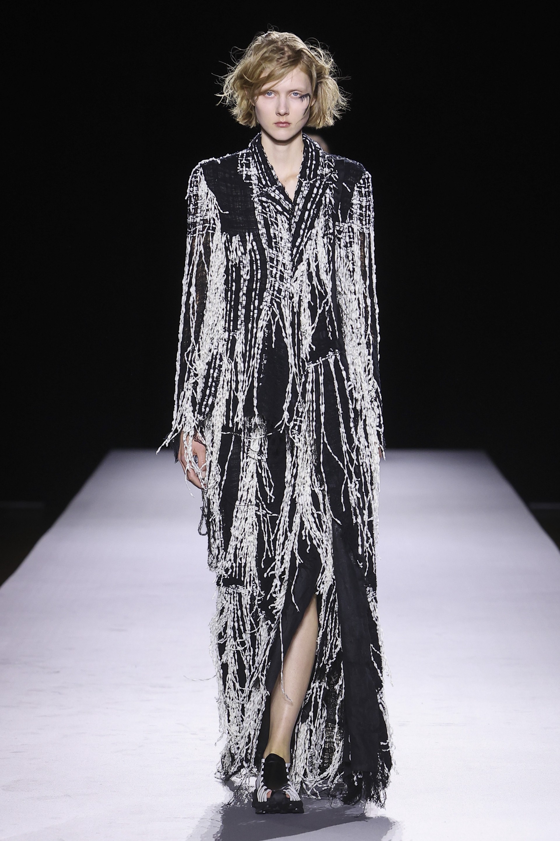 Hinh anh Yohji Yamamoto Xuân Hè 2027: Về với vải và sợi nơi áo quần khởi sinh 32