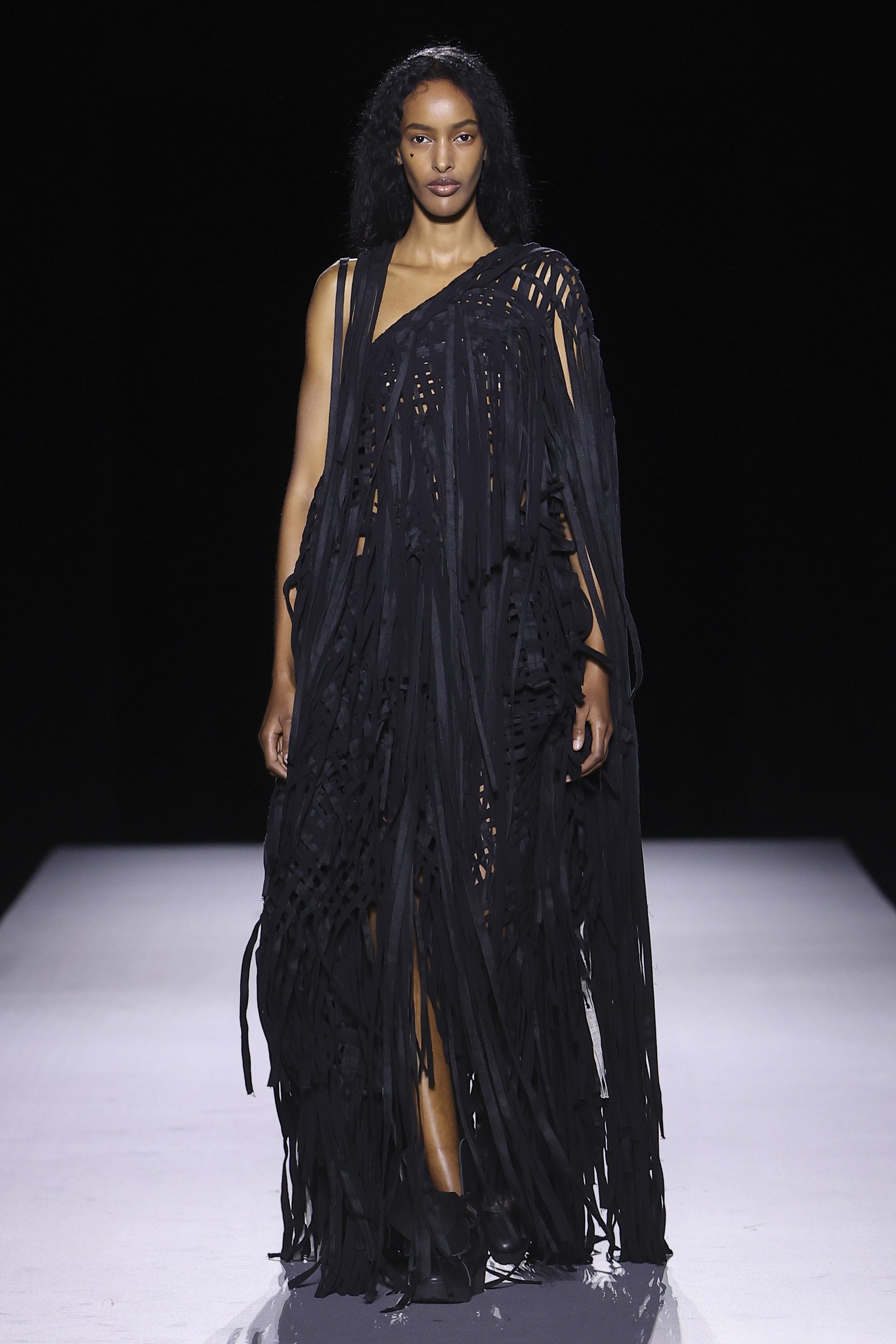 Hinh anh Yohji Yamamoto Xuân Hè 2027: Về với vải và sợi nơi áo quần khởi sinh 38