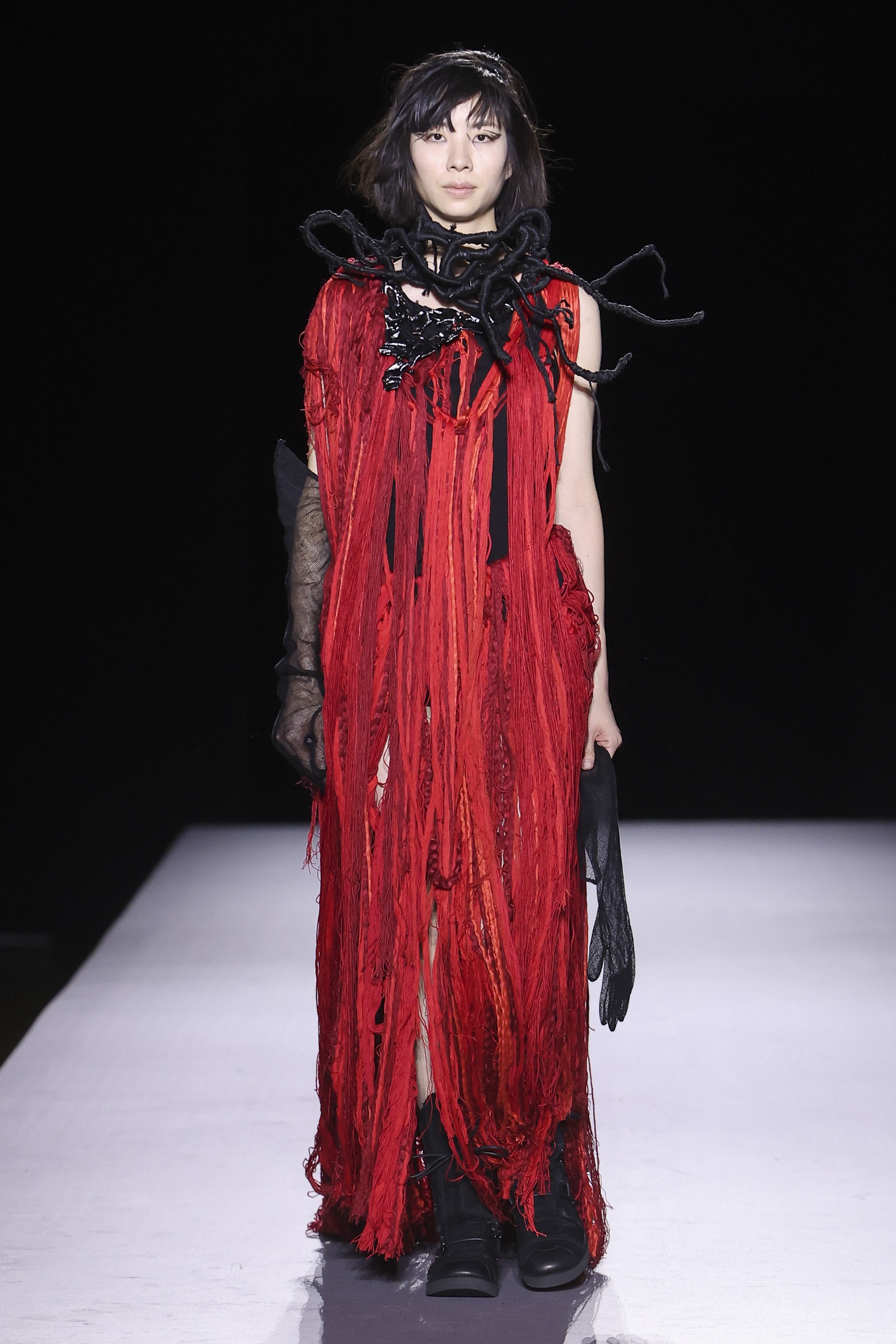 Hinh anh Yohji Yamamoto Xuân Hè 2027: Về với vải và sợi nơi áo quần khởi sinh 37