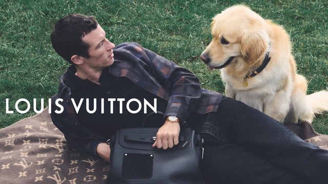 LOUIS VUITTON PRE-SS26: Bộ suit 3 mảnh và rương du lịch cho cả thú cưng 