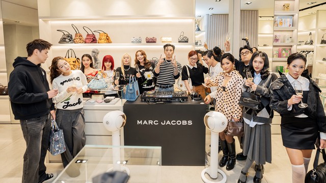 Marc Jacobs Resort 2025: Dấu ấn phong cách giữa phố Tràng Tiền