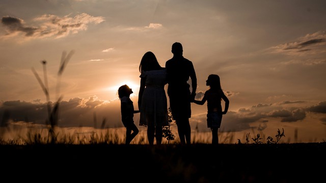 Vì sao cha mẹ và con cái thường dễ xa cách vào dịp cuối năm?