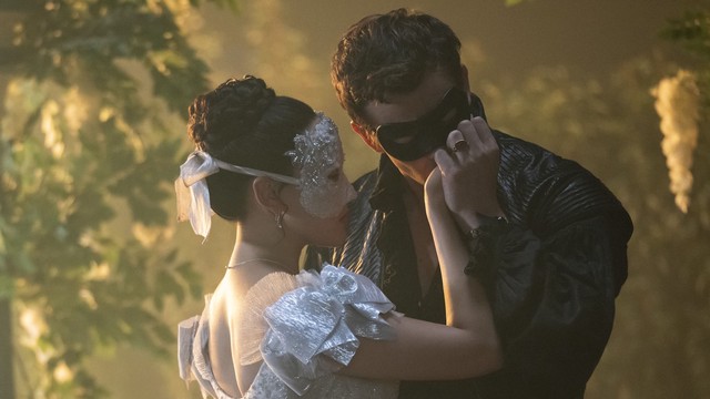 Bridgerton mùa 4: Chuyện tình Lọ Lem kiểu Anh có đủ nhiệt?`