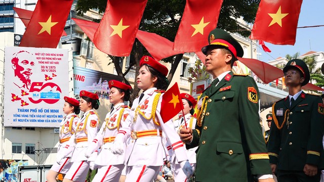 Trở về ngày này năm trước: khi thành phố chuyển mình trong nhịp bước hành quân