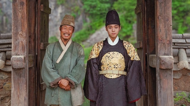 ‘Dưới bóng điện hạ’: Nhờ đâu làm nên lịch sử phòng vé?