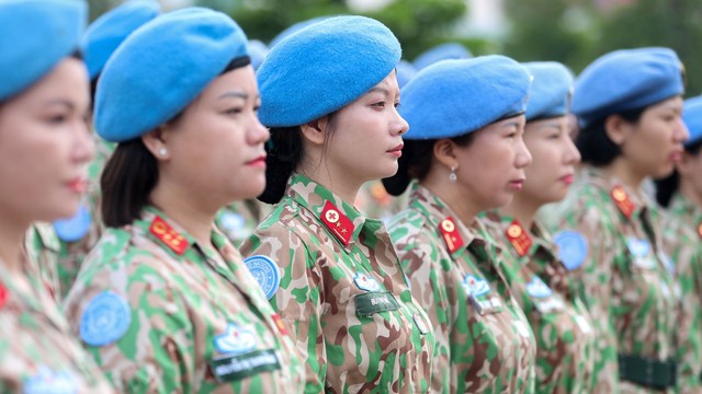 Những người phụ nữ Việt mang hòa bình bước vào vùng chiến sự