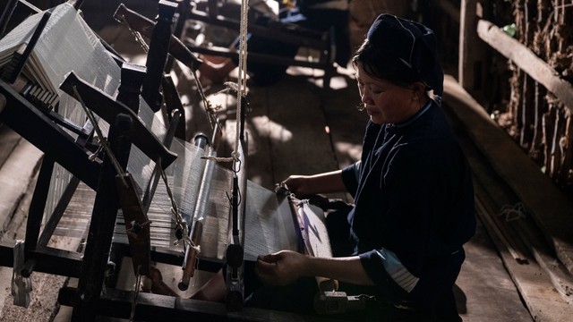  “Weaving a Day, Mourning a Life”: Từ Phúc Sen đến New York, một đường tơ tương phùng