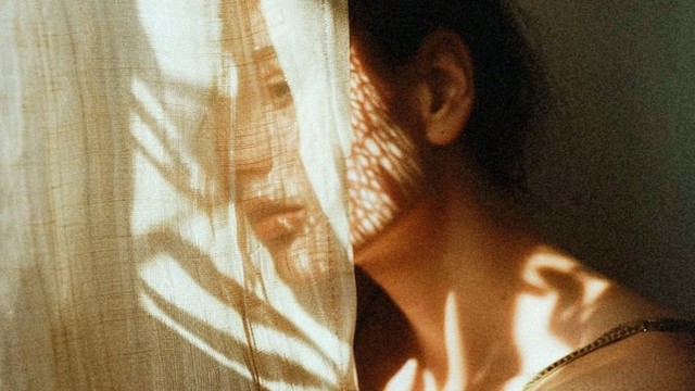 Good Girl Syndrome: Tấm gương phản chiếu mặt tối của sự ngoan hiền